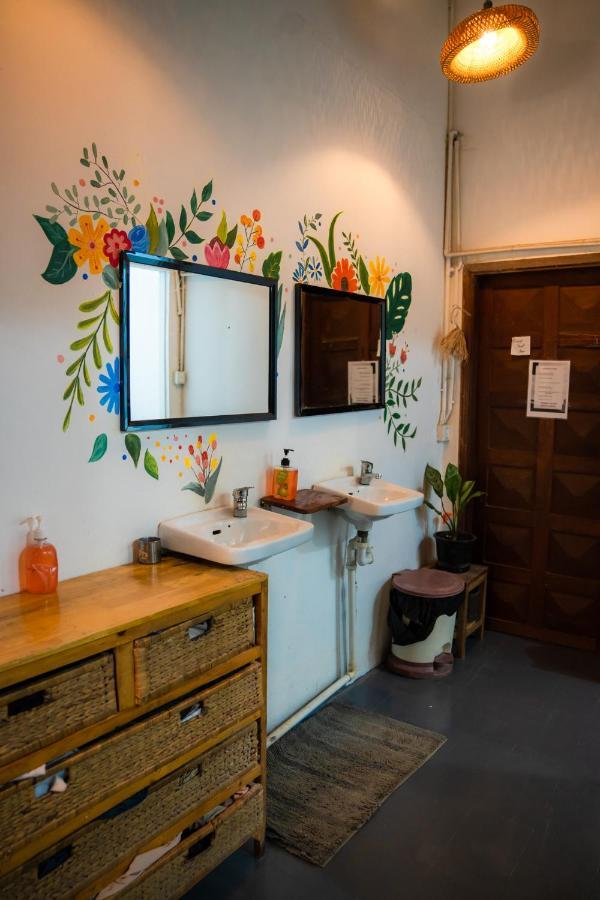 Sacred Lotus Plant-Based Café X Homestay Phnom Penh Exterior foto