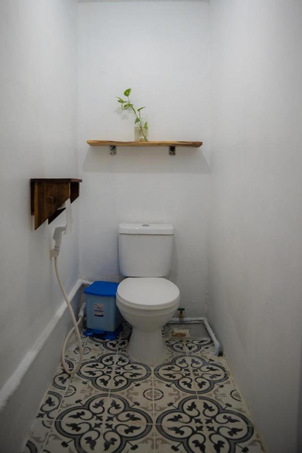 Sacred Lotus Plant-Based Café X Homestay Phnom Penh Exterior foto
