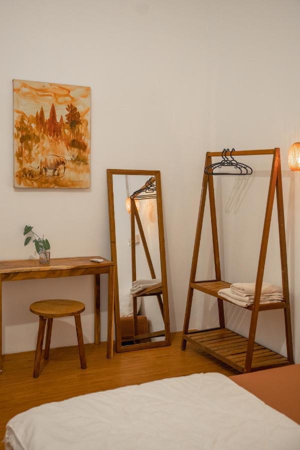 Sacred Lotus Plant-Based Café X Homestay Phnom Penh Exterior foto