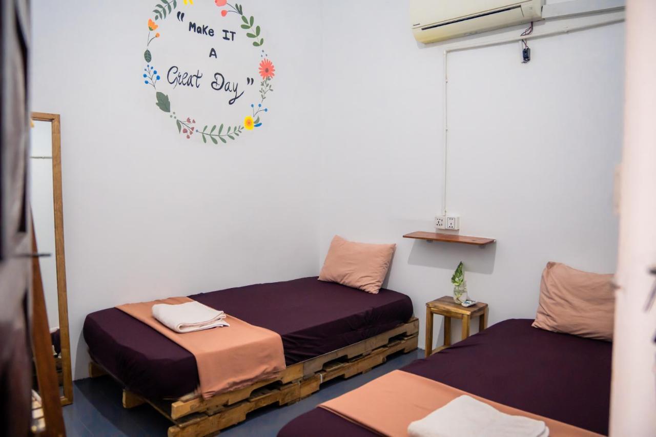 Sacred Lotus Plant-Based Café X Homestay Phnom Penh Exterior foto